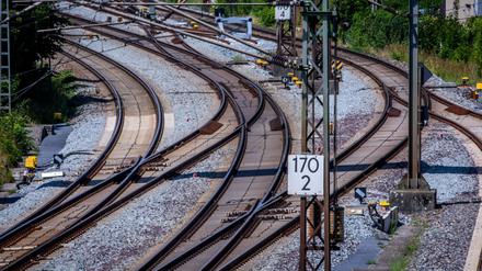 Der Bund gibt inzwischen deutlich mehr Geld für die Verbesserung des Schienennetzes aus. Allein 2,2 Milliarden Euro fließen in die Komplettsanierung der Strecke Hamburg-Berlin. (Archivbild)