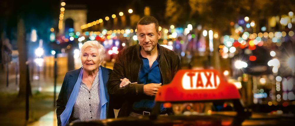 In der Tragikomödie „Im Taxi mit Madeleine“ spielen Dany Boon und Line Renaud ein ziemlich ungleiches Paar. 