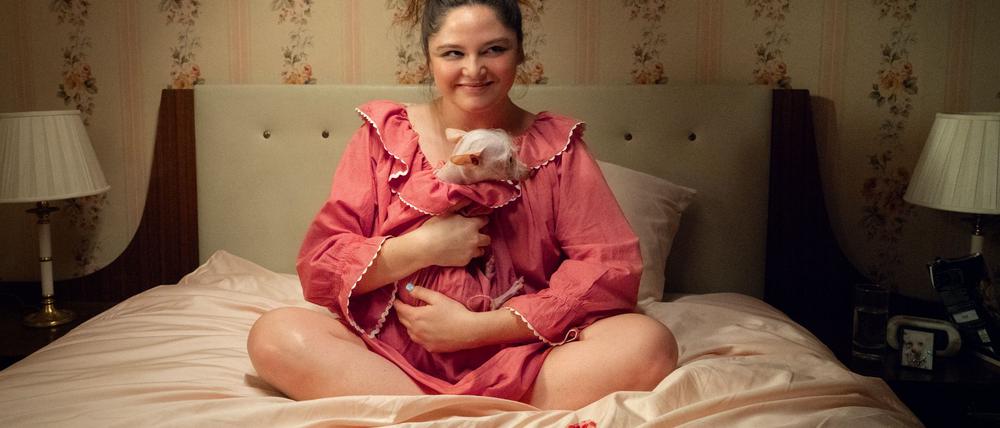 Comedian Megan Stalter spielt die Hauptrolle in der Netflix-Serie „Too Much“.