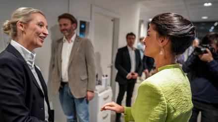 Alice Weidel (l.), Partei- und Fraktionsvorsitzende der AfD, und Sahra Wagenknecht, Parteivorsitzende von BSW und Bundestagsabgeordnete, verabschieden sich nach dem TV-Duell bei dem Nachrichtensender Welt-TV. 