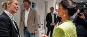 Alice Weidel (l.), Partei- und Fraktionsvorsitzende der AfD, und Sahra Wagenknecht, Parteivorsitzende von BSW und Bundestagsabgeordnete, verabschieden sich nach dem TV-Duell bei dem Nachrichtensender Welt-TV. 