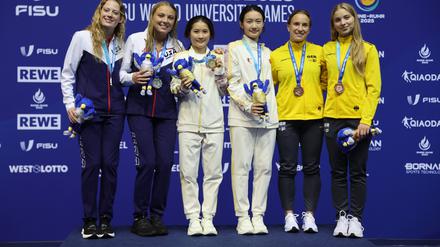 Lena Hentschel (2.v.r.) mit Jette Müller bei der Siegerehrung nach der Bronzemedaille im Synchronspringen vom Drei-Meter-Brett.