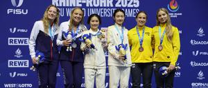 Lena Hentschel (2.v.r.) mit Jette Müller bei der Siegerehrung nach der Bronzemedaille im Synchronspringen vom Drei-Meter-Brett.