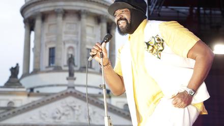 Mit seiner samtigen Stimme umarmt er das Publikum akustisch: Gregory Porter beim „Classic Open Air“ auf dem Gendarmenmarkt am 20. Juli 2025.