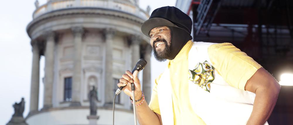 Mit seiner samtigen Stimme umarmt er das Publikum akustisch: Gregory Porter beim „Classic Open Air“ auf dem Gendarmenmarkt am 20. Juli 2025.