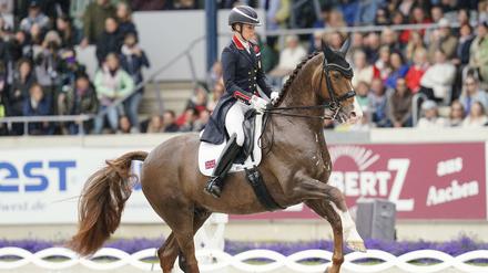 Charlotte Dujardin aus Großbritannien auf dem Pferd Imhotep reitet im Parcours.