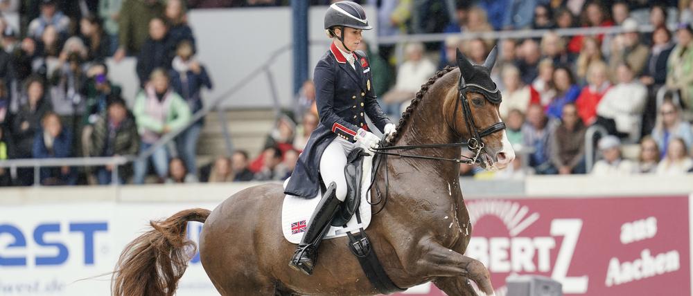 Charlotte Dujardin aus Großbritannien auf dem Pferd Imhotep reitet im Parcours.