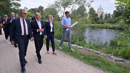 Lars Schmäh erklärte Verena Hubertz, Olaf Scholz und Burkhard Exner (v.l.), wie der Nuthepark oberhalb der Havel entwickelt werden soll.