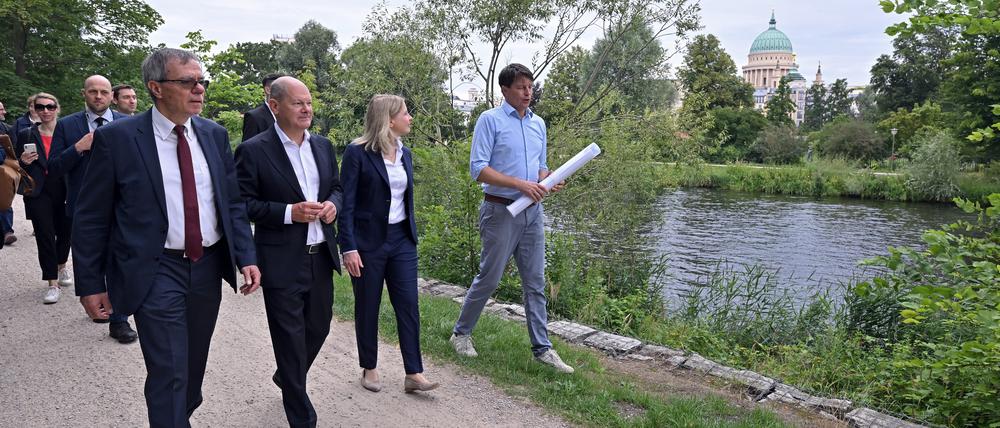 Lars Schmäh erklärte Verena Hubertz, Olaf Scholz und Burkhard Exner (v.l.), wie der Nuthepark oberhalb der Havel entwickelt werden soll.