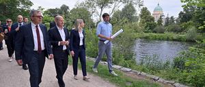 Lars Schmäh erklärte Verena Hubertz, Olaf Scholz und Burkhard Exner (v.l.), wie der Nuthepark oberhalb der Havel entwickelt werden soll.