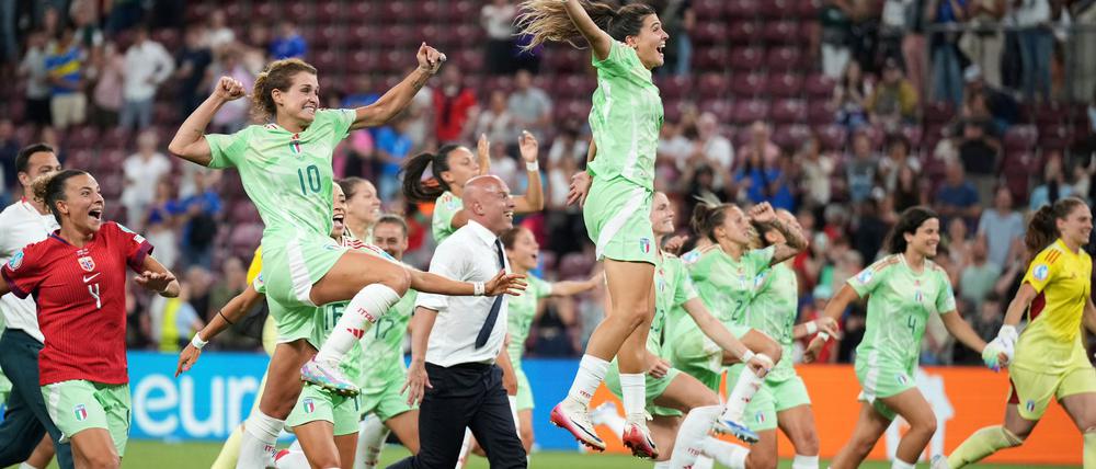 Italiens Fußballerinnen bejubeln den Halbfinal-Einzug bei der EM.
