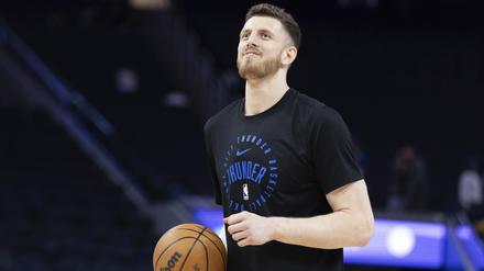 Oklahoma City Thunder-Center Isaiah Hartenstein wärmt sich vor dem NBA-Basketballspiel auf.