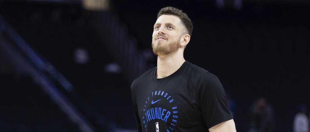 Oklahoma City Thunder-Center Isaiah Hartenstein wärmt sich vor dem NBA-Basketballspiel auf.