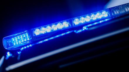 Ein leuchtendes Blaulicht auf einem Polizeifahrzeug. (Symbolbild)