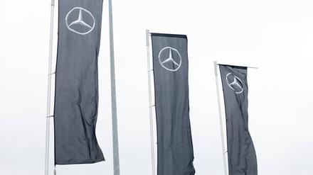 Fahnen mit dem Mercedes-Stern vor einem Autohaus.