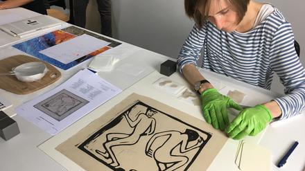 Eine Restauratorin des Kunstmuseums Bern begutachtet eine Grafik aus der Sammlung Gurlitt. Nach seinem Tod vermachte Cornelius Gurlitt sein Erbe dem Schweizer Haus. 