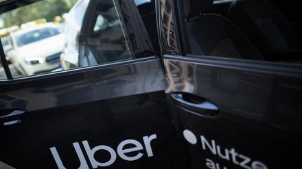 Ein Mietwagen mit einem Schriftzug des Fahrtenvermittlers Uber.