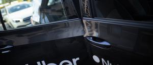 Ein Mietwagen mit einem Schriftzug des Fahrtenvermittlers Uber.