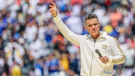 Robbie Williams bei einem Konzert.