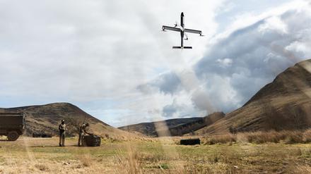 Eine Kampfdrohne von Stark im Flug.