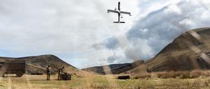 Eine Kampfdrohne von Stark im Flug.