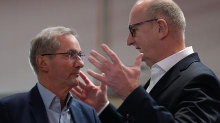 Brandenburgs Ministerpräsident Dietmar Woidke (r) verteidigt seinen Vorgänger Matthias Platzeck. (Archivbild)