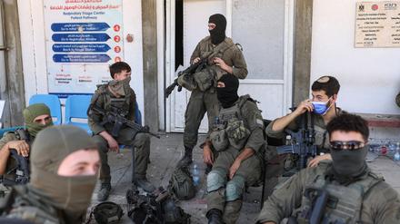 Israelische Soldaten bei einer Pause.