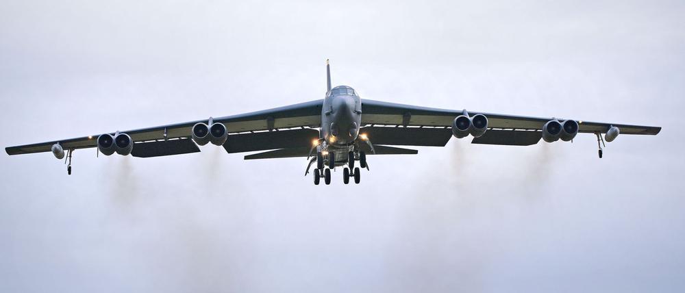 Ein US-Passagierflugzeug musste einem Militärflugzeug ausweichen. (Symbolbild)