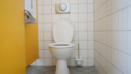 15.10.2018, Berlin: Blick in eine Schultoilette in Berlin. Heute wurde der bundesweite Schülerwettbewerb "Toiletten machen Schule" zur Verbesserung von Schultoiletten und Waschräumen gestartet. Der Wettbewerb wurde von der "German Toilet Organization" ausgerufen. Schulen sollen Konzepte einreichen, wie sich Sanitär- und Hygieneprobleme in den Griff bekommen lassen. Foto: Jörg Carstensen/dpa +++ dpa-Bildfunk +++