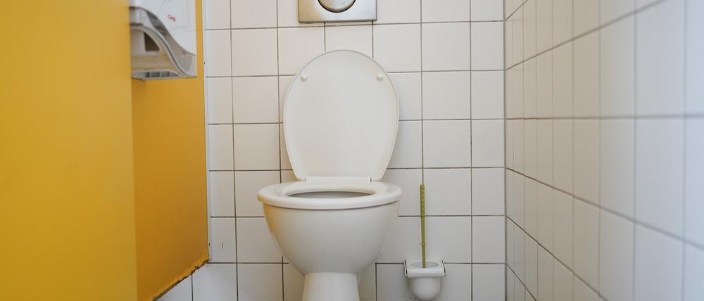 15.10.2018, Berlin: Blick in eine Schultoilette in Berlin. Heute wurde der bundesweite Schülerwettbewerb "Toiletten machen Schule" zur Verbesserung von Schultoiletten und Waschräumen gestartet. Der Wettbewerb wurde von der "German Toilet Organization" ausgerufen. Schulen sollen Konzepte einreichen, wie sich Sanitär- und Hygieneprobleme in den Griff bekommen lassen. Foto: Jörg Carstensen/dpa +++ dpa-Bildfunk +++