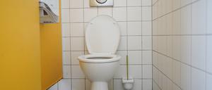 15.10.2018, Berlin: Blick in eine Schultoilette in Berlin. Heute wurde der bundesweite Schülerwettbewerb "Toiletten machen Schule" zur Verbesserung von Schultoiletten und Waschräumen gestartet. Der Wettbewerb wurde von der "German Toilet Organization" ausgerufen. Schulen sollen Konzepte einreichen, wie sich Sanitär- und Hygieneprobleme in den Griff bekommen lassen. Foto: Jörg Carstensen/dpa +++ dpa-Bildfunk +++
