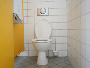 Blick in eine Schultoilette in Berlin. 