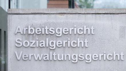 Umweltschützer haben Klage gegen ein Straßenbauprojekt eingereicht.