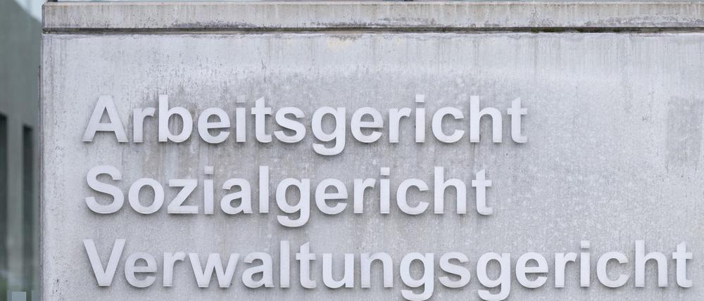 Umweltschützer haben Klage gegen ein Straßenbauprojekt eingereicht.