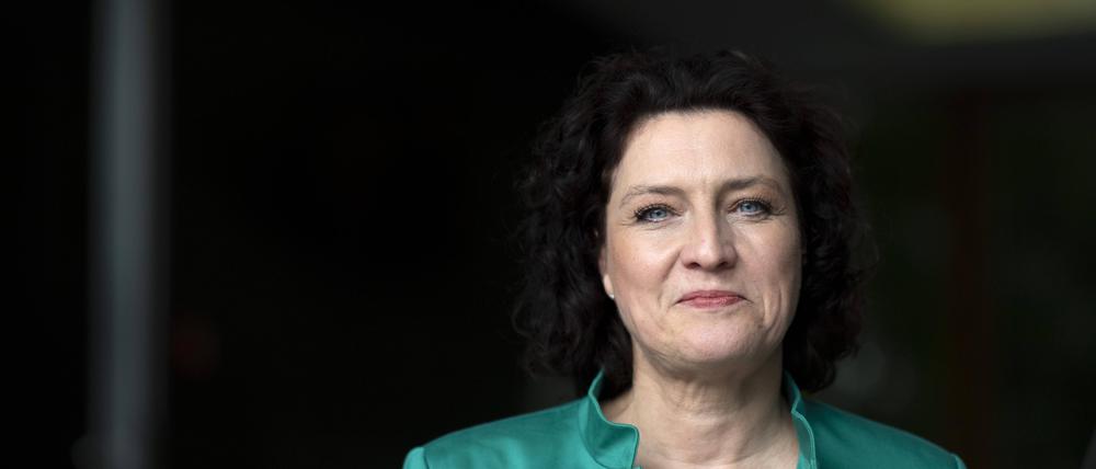 Eine verpflichtende Pflegezusatzversicherung sieht AOK-Chefin Carola Reimann mit Skepsis.