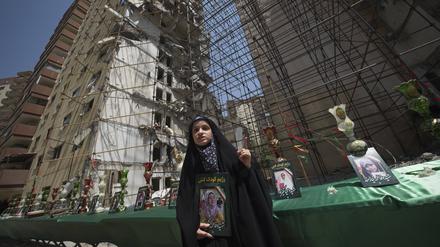 Vor einem von einer Rakete zerstörten Haus in Teheran wird an Opfer des Krieges gegen Israel erinnert.