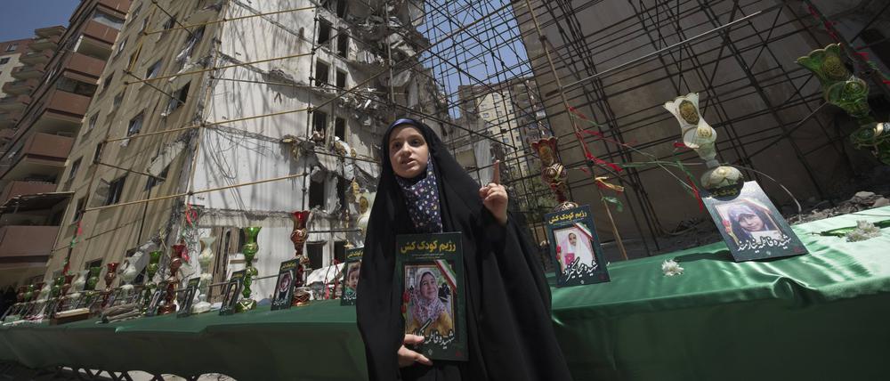 Vor einem von einer Rakete zerstörten Haus in Teheran wird an Opfer des Krieges gegen Israel erinnert.