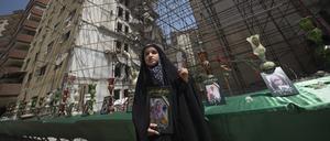 Vor einem von einer Rakete zerstörten Haus in Teheran wird an Opfer des Krieges gegen Israel erinnert.
