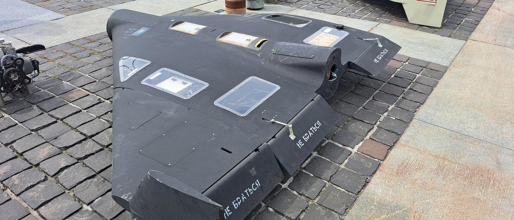 Ausgestellte über der Ukraine abgeschossene russische Kampfdrohnen des Typs „Geran 2“ in Kiew (Archivfoto).