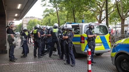 Polizisten stehen vor dem Hauptbahnhof in Düsseldorf.