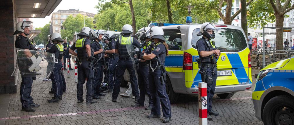 Behelmte Beamte nach einer Massenschlägerei am Düsseldorfer Hauptbahnhof.