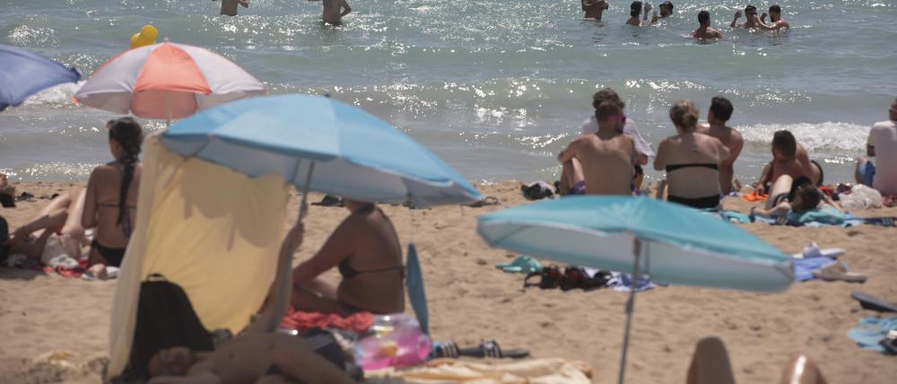 Menschen sonnen sich und schwimmen am Strand von Arenal auf Mallorca (Symbolbild).