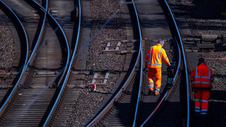 Arbeiter an einer Bahntrasse: Deutschland investiert Milliardensummen in die Schiene. 
