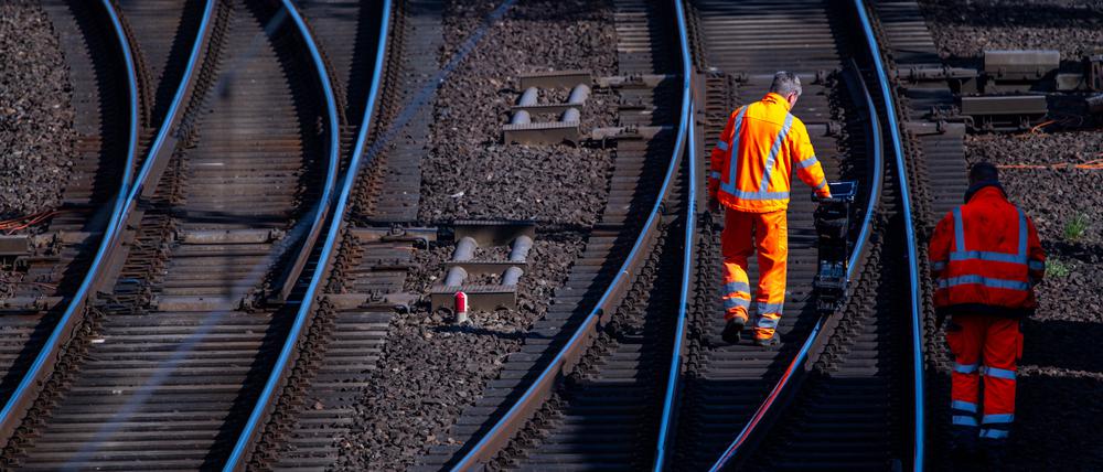 Arbeiter an einer Bahntrasse: Deutschland investiert Milliardensummen in die Schiene.