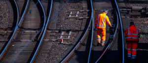 Arbeiter an einer Bahntrasse: Deutschland investiert Milliardensummen in die Schiene. 
