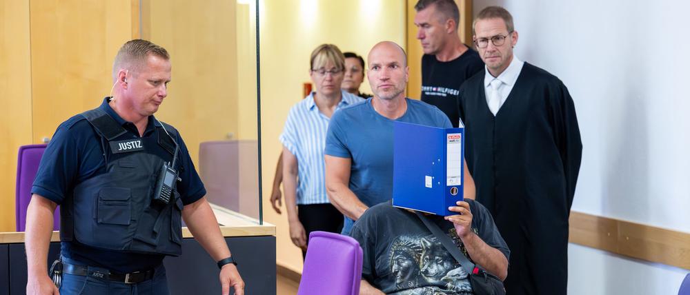 Über seinen Verteidiger räumte der Beschuldigte (verdeckt) die Taten vollumfänglich ein. (Archivbild)