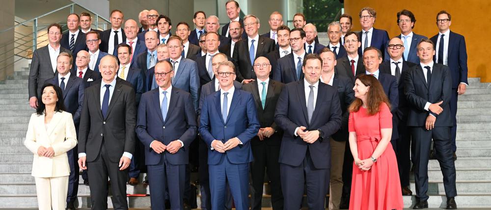 Gruppenbild mit zwei Frauen.