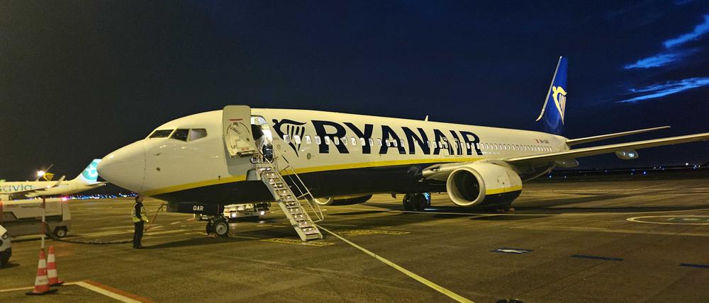 Es reichte nur für die Behelfstreppe: eine Ryanair-Maschine nach der abendlichen Landung am BER.