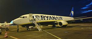 Es reichte nur für die Behelfstreppe: eine Ryanair-Maschine nach der abendlichen Landung am BER.