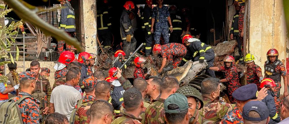 Einsatzkräfte arbeiten an der Unglücksstelle.